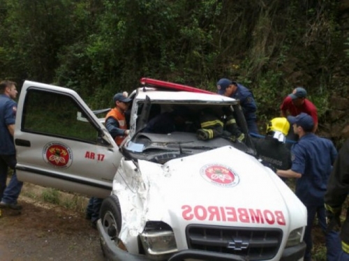 Acidente envolve caminhonete do corpo de bombeiros