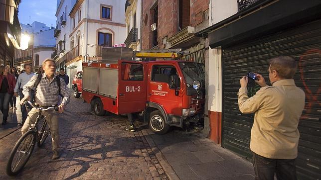 El cami�n, empotrado contra un local de la Esparter�a