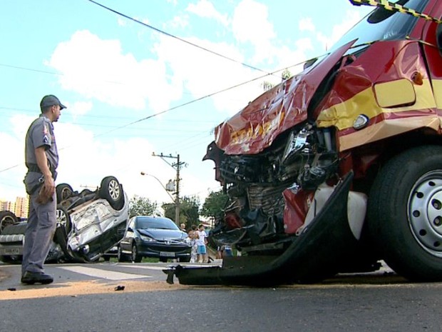 Viatura dos Bombeiros bate em carro a caminho de local de acidente em Ribeir�o (Foto: Cl�udio Oliveira/EPTV)