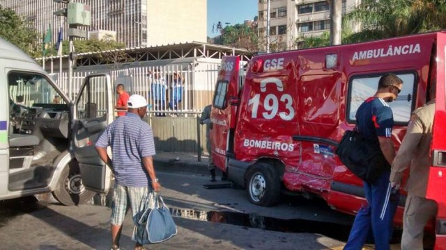 A van atingiu a ambul�ncia bem no meio