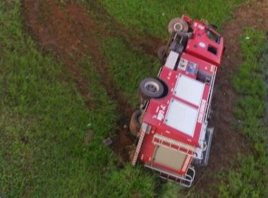 Carro do Corpo de Bombeiros tomba na Avenida Paralela e cai em c�rrego